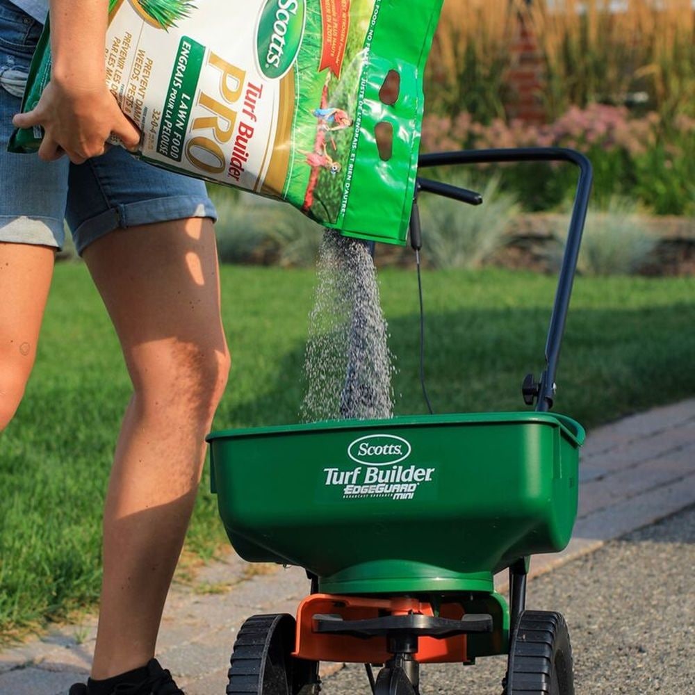 Turf Builder PRO Lawn Fertilizer, 800-m2