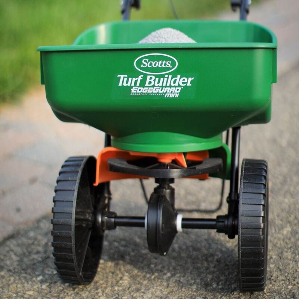 Turf Builder PRO Lawn Fertilizer, 800-m2